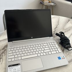 HP LAPTOP 15” Windows 11  LIKE NEW !
