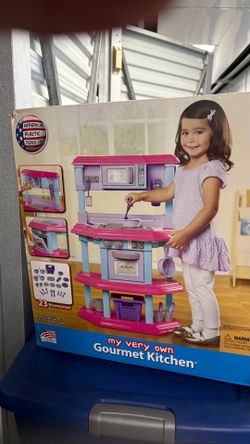 Girls gourmet kitchen with accessories