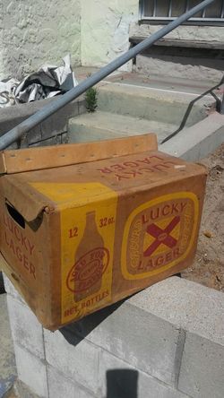 Empty 1940's Lucky Lager, held old school quart bottles Beer Box from the 50's and earlier, 12 Qt. capacity 32oz. Beer Box
