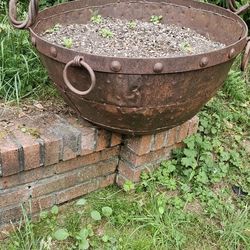 ANTIQUE CAST IRON CAULDRON/POT