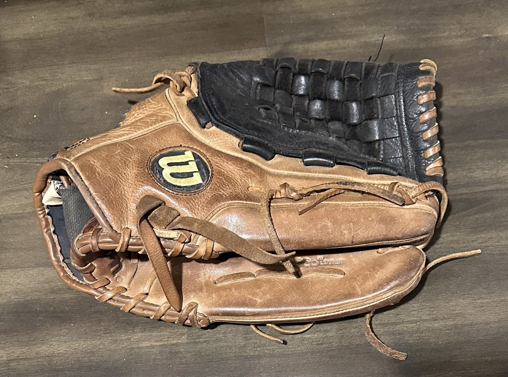 Wilson A800  14” Ecco Elk Leather Softball Glove Right Hand Throw 2 Tone