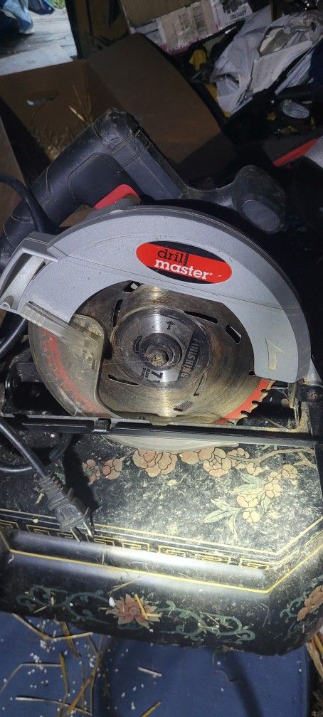 2 Skill Saws