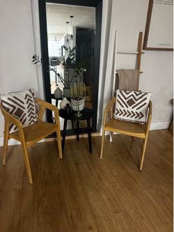 Set wood chairs