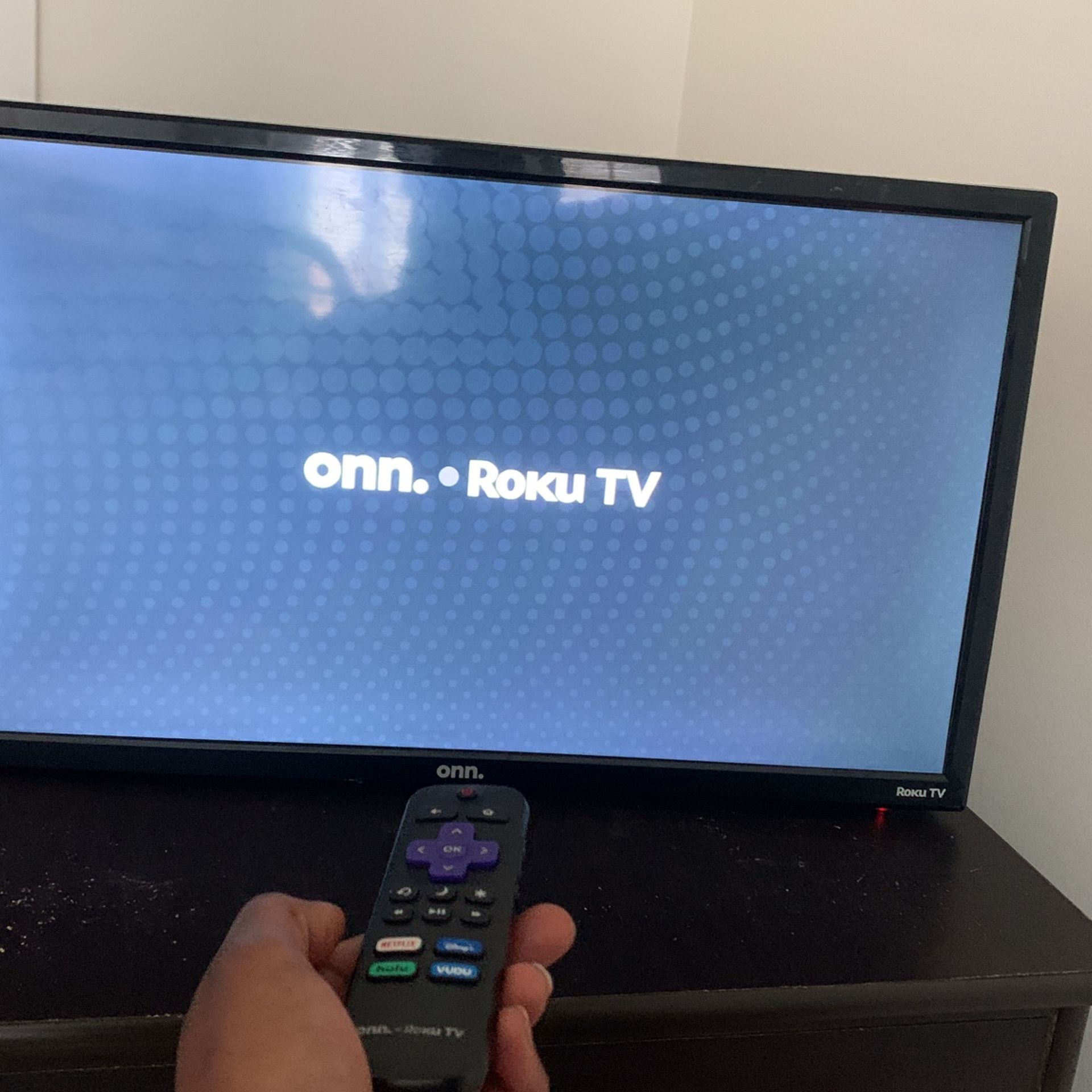 Roku 24”  Flatscreen Tv 