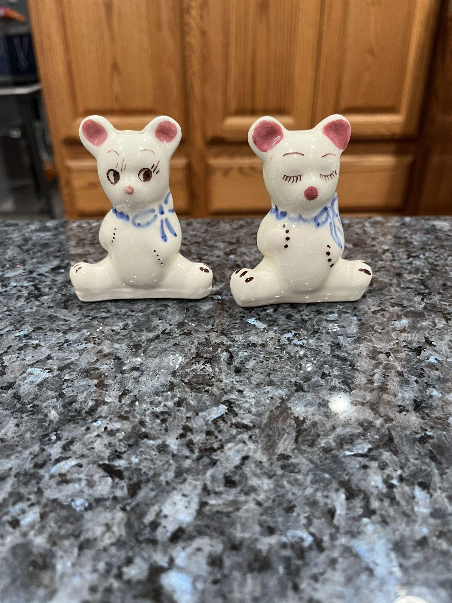 Vintage 1940’s Teddy Bears boy and girl salt and pepper shakers. Size approximately 3 inches tall. Preowned no stoppers some crackling due to age.