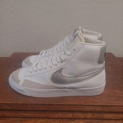 Nike Blazer Mid 77 GS White Metallic Silver Fashion Sneakers 
Men's Size 7Y