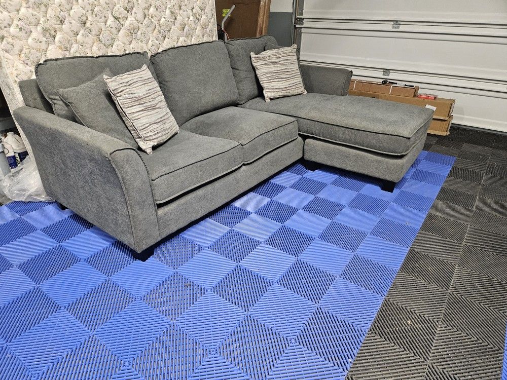 Larusi 2-Piece Sectional with Chaise
Item: 13502S2