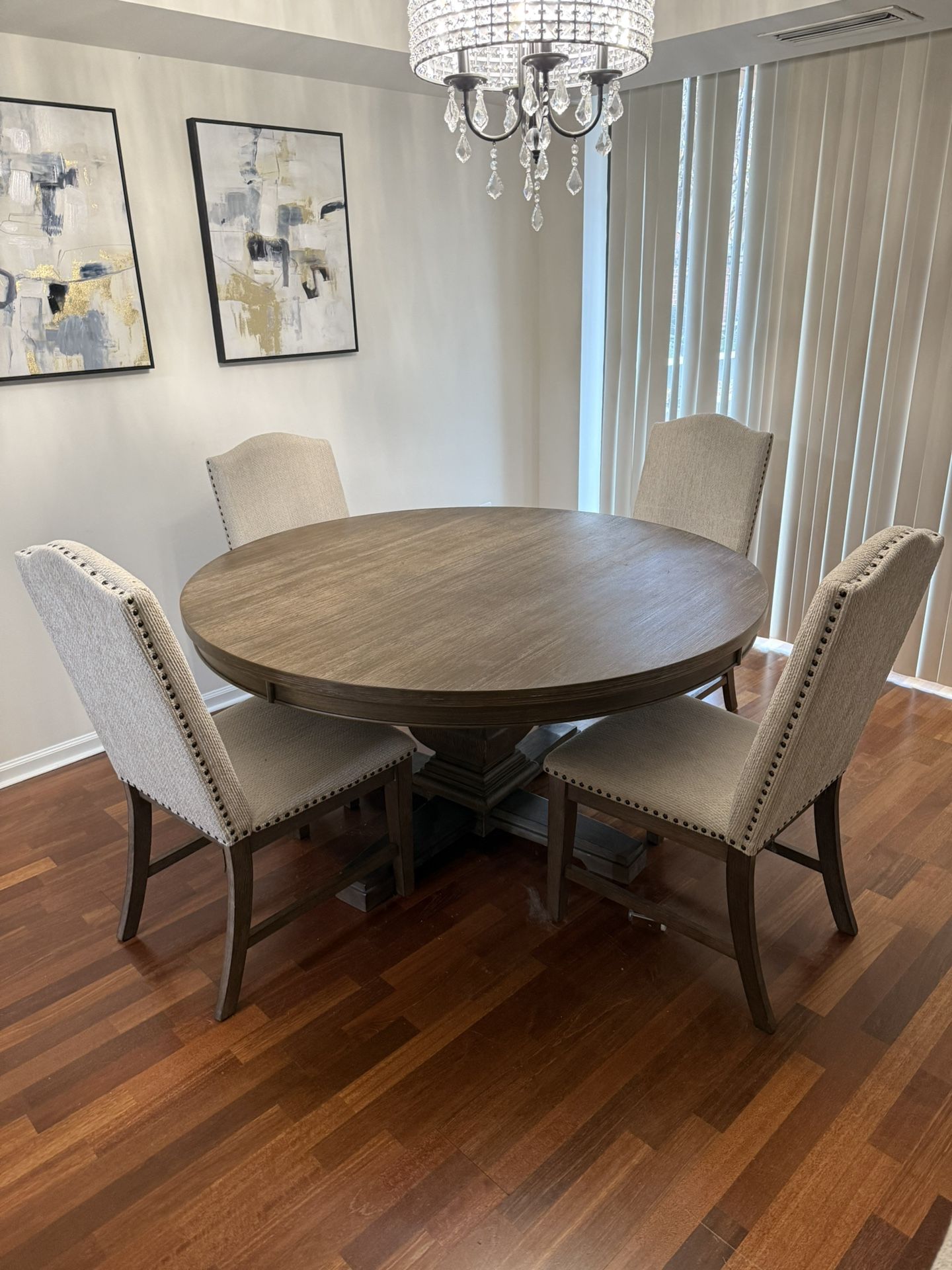 Stylish Dining Table Set – Lightly Used with Chairs Included!