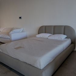 Contemporary Platform Bed – No Box Spring 	 – Queen / King 🛌