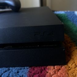 SELLING MY PS4  GOOD CONDITION!!
