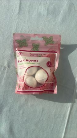 Bolero Beverly Hills Hydrating Bath Bombs In Watermelon & Sweet Mint Scent