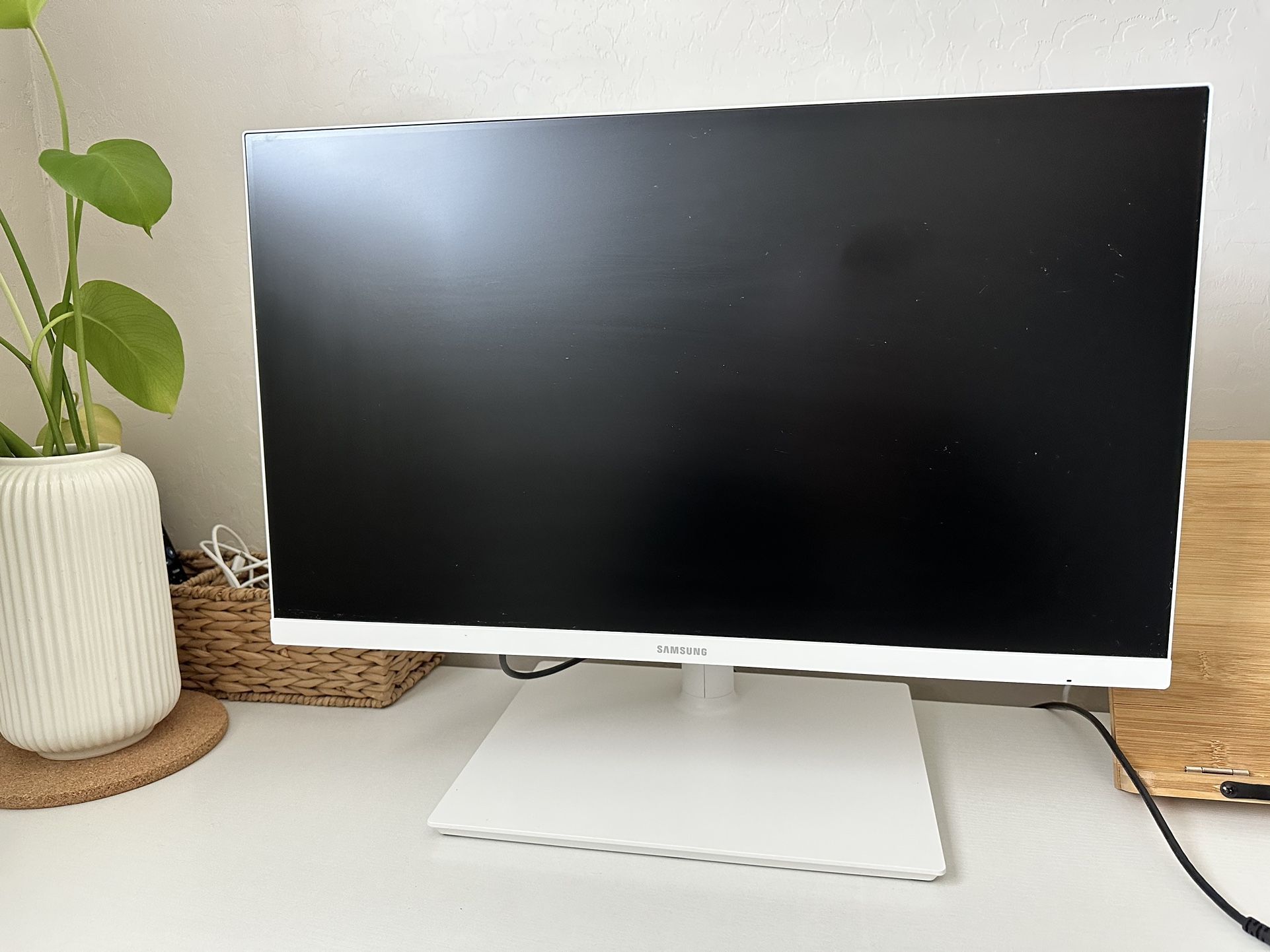 White SAMSUNG SH850 24-Inch Computer Monitor with HDMI, USB-C capability & Height Adjustable Stand