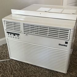 Danby 12,000 BTU, Like-new, With Window Mount, Remote