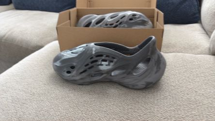Yzy foam tmr 8 us
