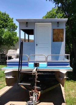 Pontoon/ Houseboat