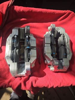 Front brake calipers and brake pads