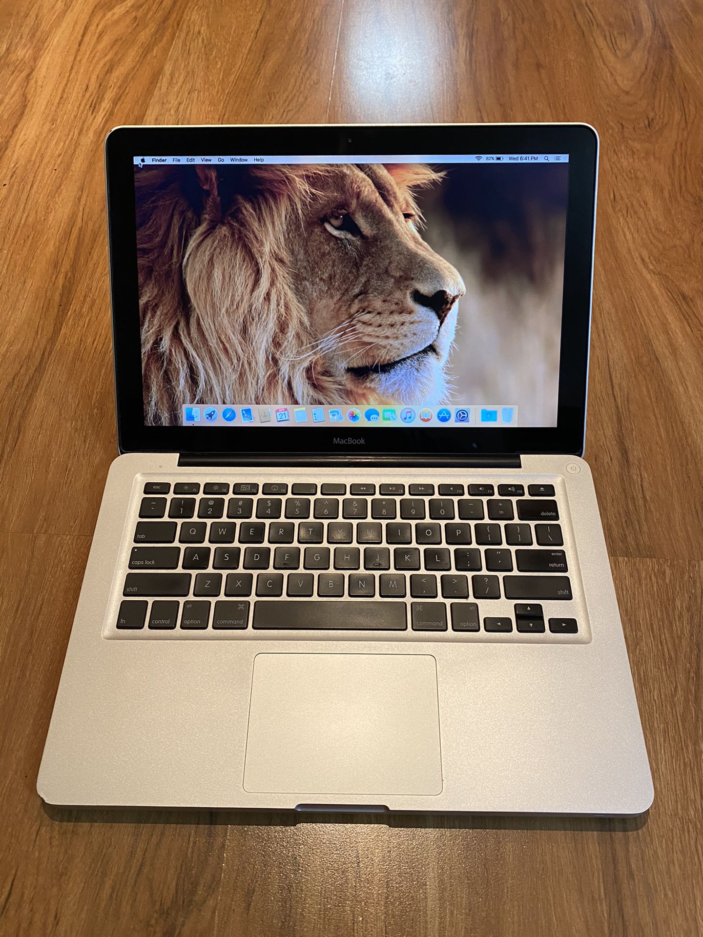 Macbook Pro OS El Capitan 10.11.6 (13 inch-Late 2008) 4GB Ram 320GB Hard Drive 13.3 inch HD Screen Laptop with charger in Excellent Working condition!