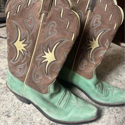 Ariat cowboy/cowgirl boots Ariat western boots  in brown and green color size 9.5