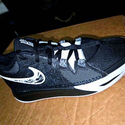 Size 7 Men's Nike Kyrie Flytrap VI ---8.5 Women's