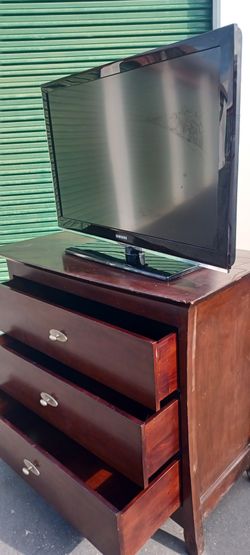 3 DOORS DRESSER 38IN TV WORKING EXCELLENT, 