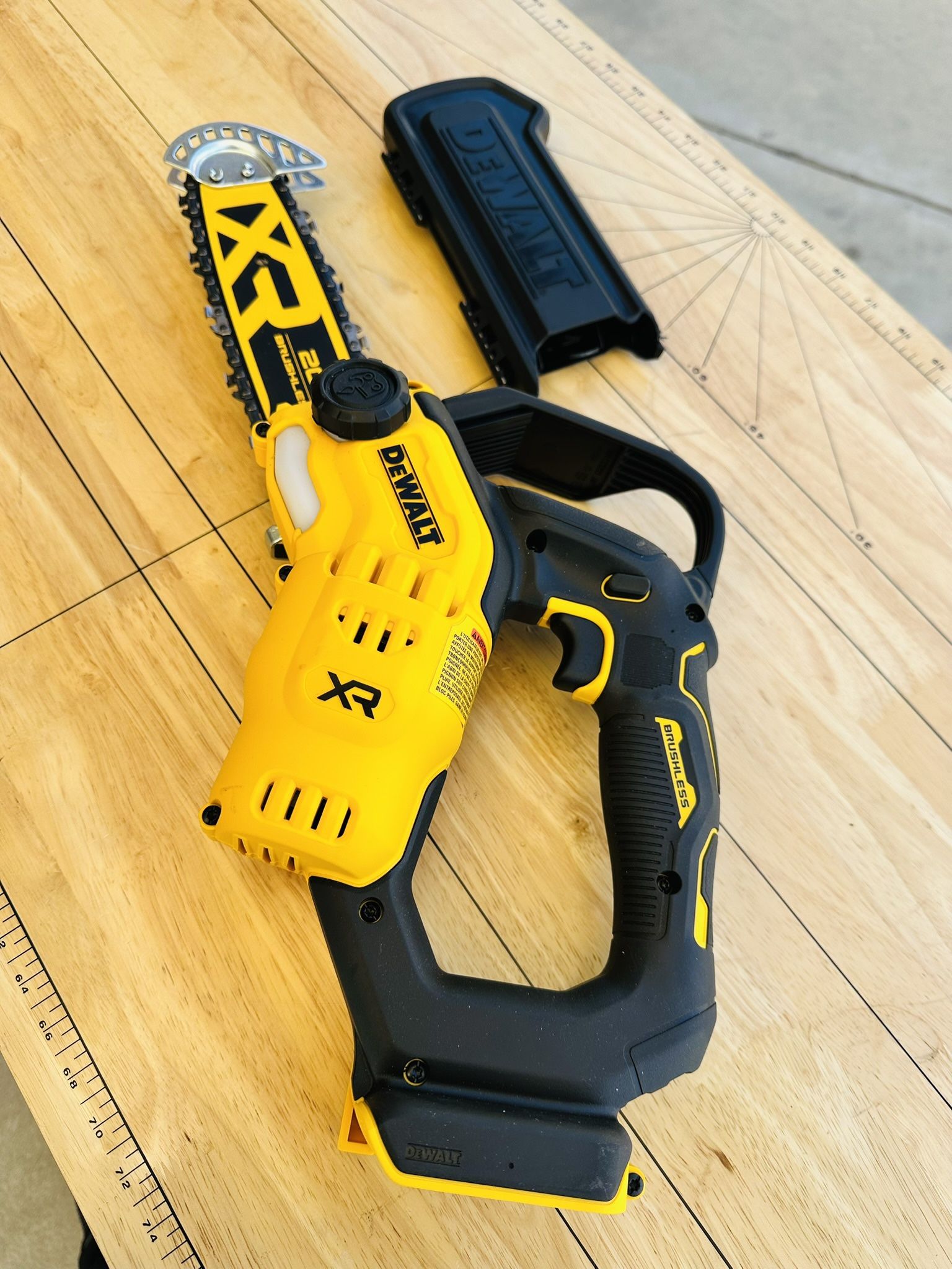 DEWALT 20V MAX 8 in. Battery Powered Pruning Chainsaw 