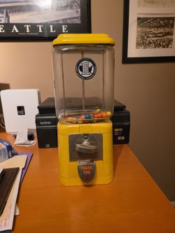 Old peanut vending machine