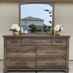 Beautiful 7-Drawer Brown Dresser 