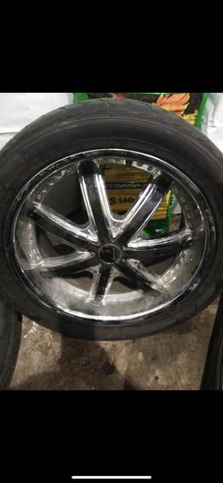 6 Lugs size 22 fit Chevy GMC and Cadillac Escalade asking $300 obo need tires
