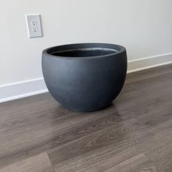 Round Fiberstone Planter with Drainage Hole, Black