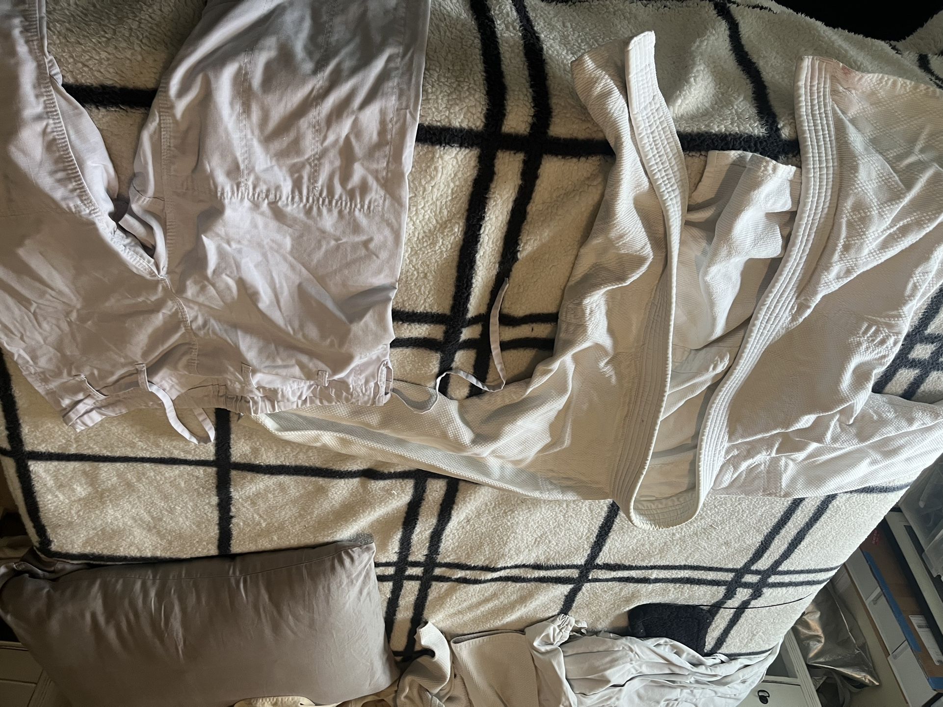 BBJ Use GI 2 Grips white and Plain Blue Used