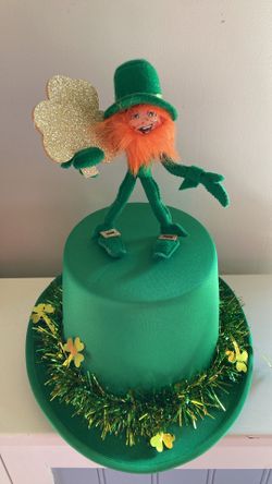 Posable 6” ANNALEE Leprechaun With Gold Shamrock