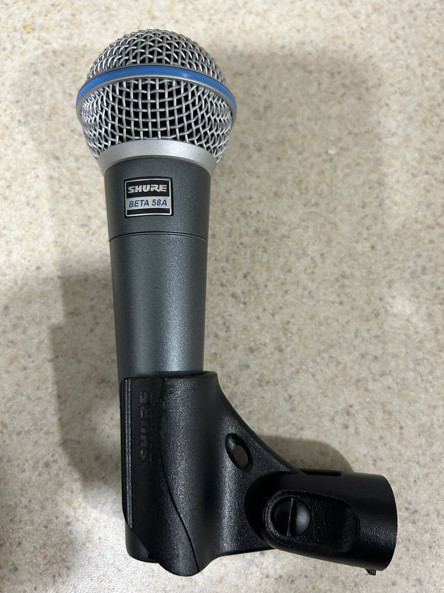 Shure Micrófono vocal BETA 58A - Micrófono dinámico supercardioide de un solo elemento para escenario y estudio, incluye adaptador de soporte ajustabl