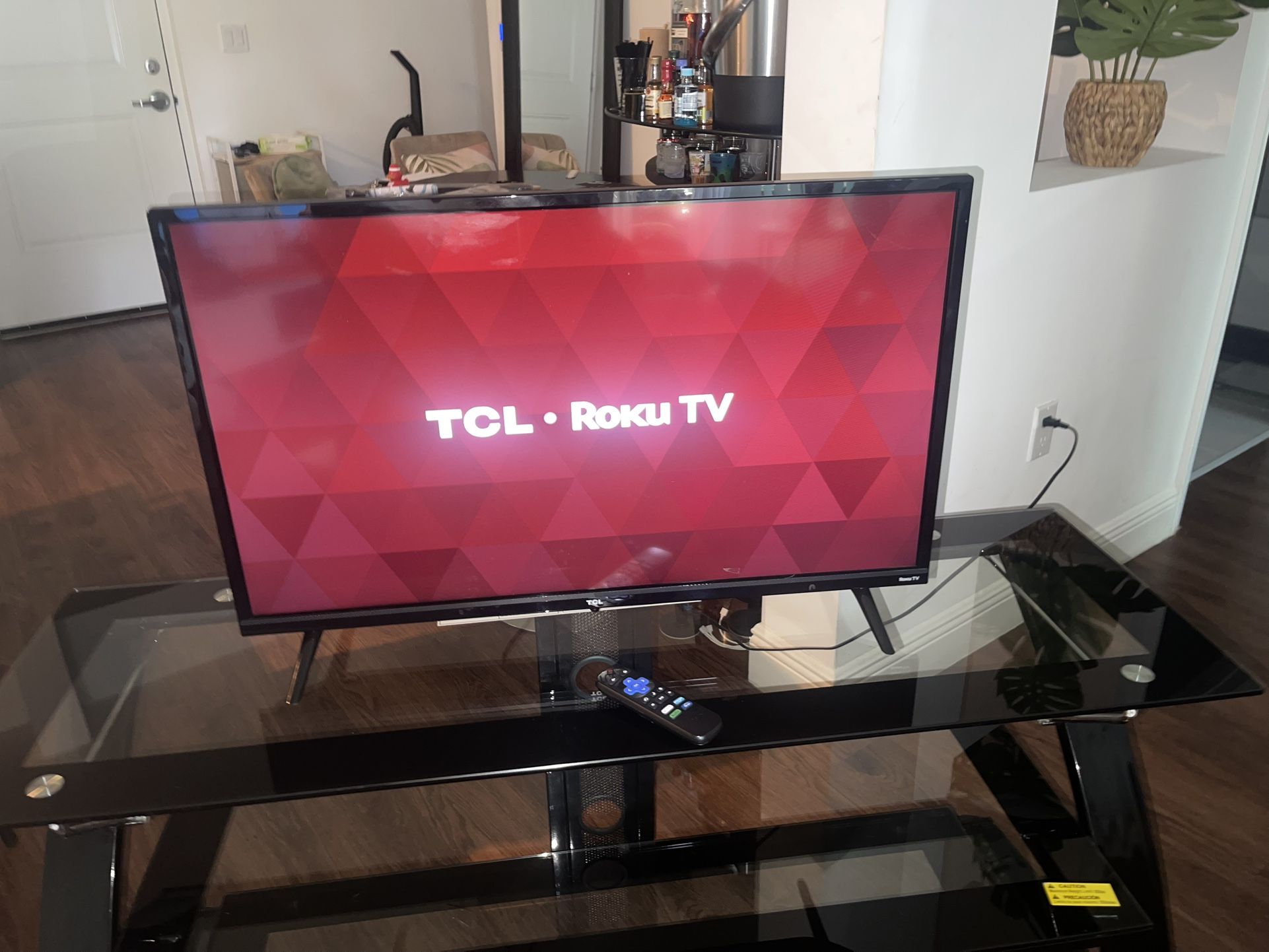32 in TCL Roku TV with remote