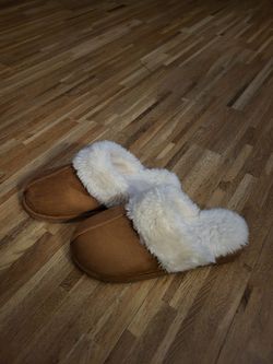 WOMEN'S SIZE 9 LIKE NEW FUR LINED SLIPPERS