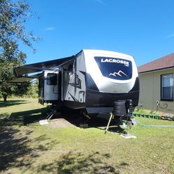 TRAVEL TRAILER RV