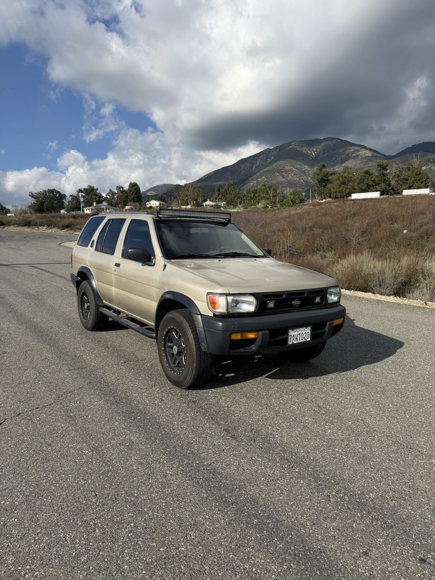 1997 Nissan Pathfinder for Sale in Arrowhed Farm, CA - OfferUp