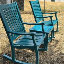 Set Of Rocking Chairs With Table