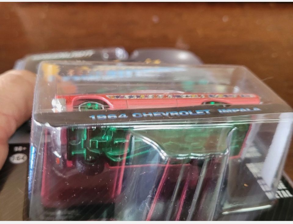 Greenlight 1964 Chevrolet Impala Lowrider Rosa | California Lowriders Chase Limited Edition 1/64