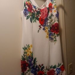 BRAND: Venus- White Floral Dress SIZE: M