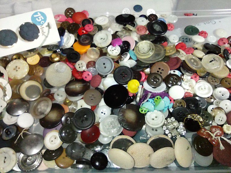 small mason jar of buttons