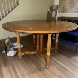 Wooden dining room Table: With leaf Extension Included 