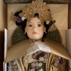 Large Empress Hunan doll high end well made much larger than Barbie 