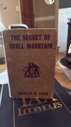 Th Secret of Skull Mountain - Franklin W. Dixon copy write 1948