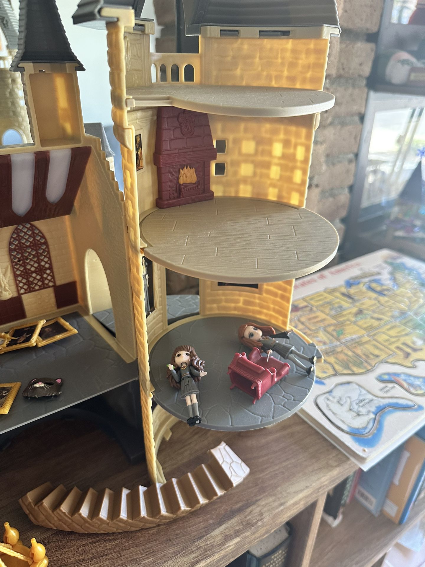 This doll house makes me think of the Shrieking shack from harry potter  with better furnishings or a hau…