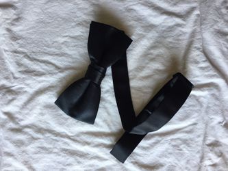 Men's satin bow tie