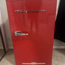 Mini fridge 