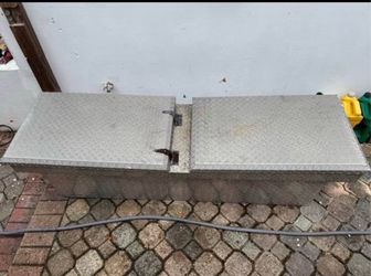 Truck tool box