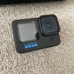 GoPro Hero 11 - With Accessories 