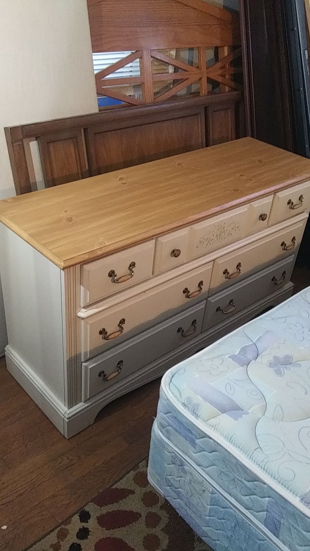 Super nice 7 drawer dresser. Excellent condition! All drawers function great!