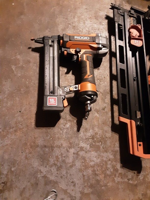 Craftsman 6 Gallon Pancake Air Compressor With 2 Nail Guns for Sale in